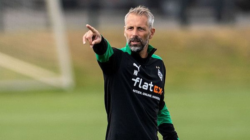Marco Rose zeigt an: Da geht es lang. Am Samstag zum Saisonauftakt im Pokal gegen Oberneuland ist Gladbachs Trainer gesperrt. Und wir von gleich drei Trainern vertreten.