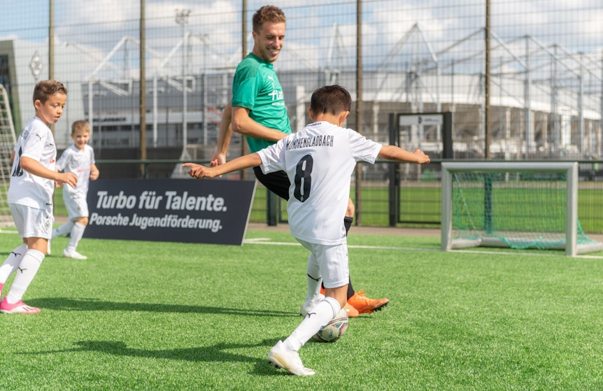 Gladbach-Profi Patrick Herrmann im Übungsspielchen mit einigen Nachwuchs-Talenten auf dem Trainingsgelände im Borussia-Park.