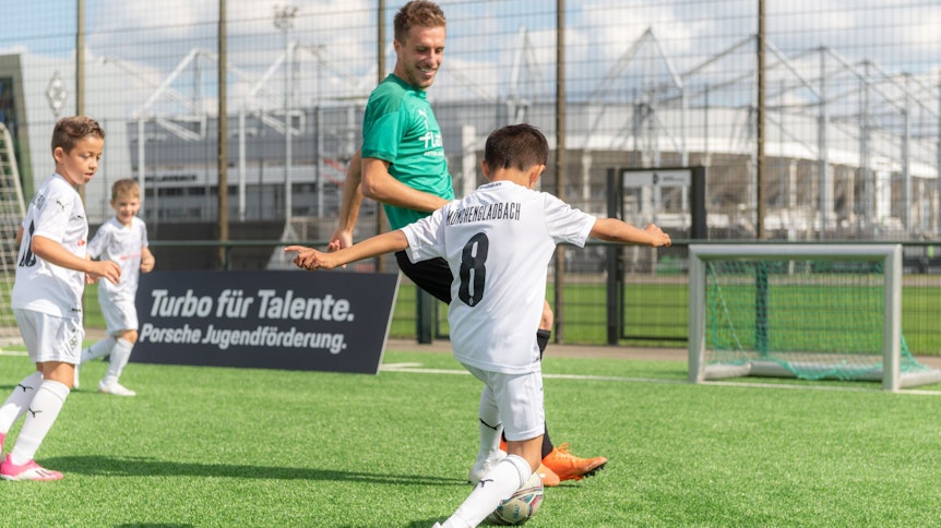 Gladbach-Profi Patrick Herrmann im Übungsspielchen mit einigen Nachwuchs-Talenten auf dem Trainingsgelände im Borussia-Park.