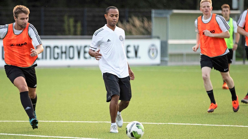 Raffael (Mitte) visiert seinen besten Freund, den Ball, an. Der ehemalige Gladbach-Profi hat beim Bezirksligisten BV Wevelinghoven (Grevenbroich) mittrainiert. Für einen guten Zweck.