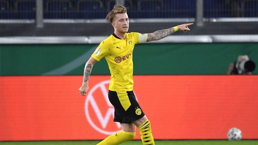 Fußballer Marco Reus, Kapitän von Borussia Dortmund, zeigt an, wohin sein Mitspieler den Ball spielen soll.