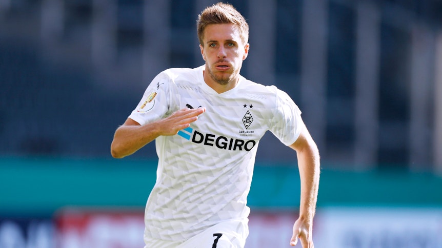 Fußball-Profi Patrick Herrmann befindet sich im Vollsprint, bläst dabei die Wangen auf und nimmt die Arme im Stile eine Leichtathleten mit.