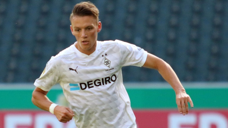 Fußballspieler Hannes Wolf von Borussia Mönchengladbach visiert im Sprint mit seinen Augen den Ball an.