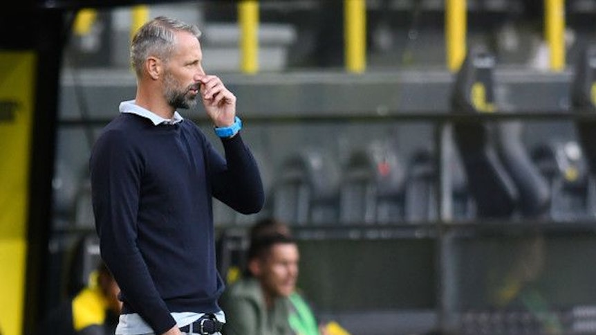 Marco Rose fasst sich an die Nase.