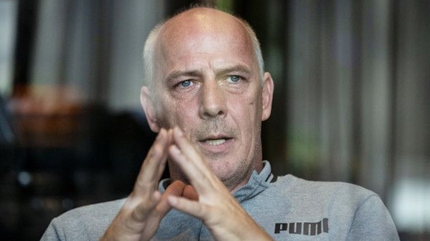 Ex-Nationalspieler Mario Basler faltet die Hände, während er spricht.