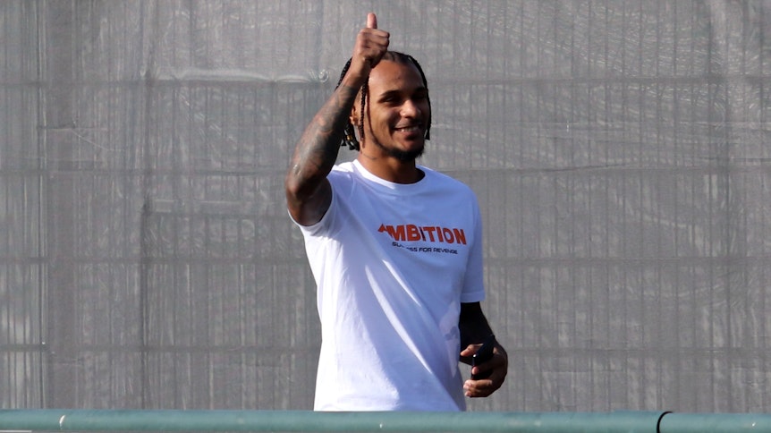 Valentino Lazaro zeigt beim Training von Borussia Mönchengladbach den Daumen nach oben.