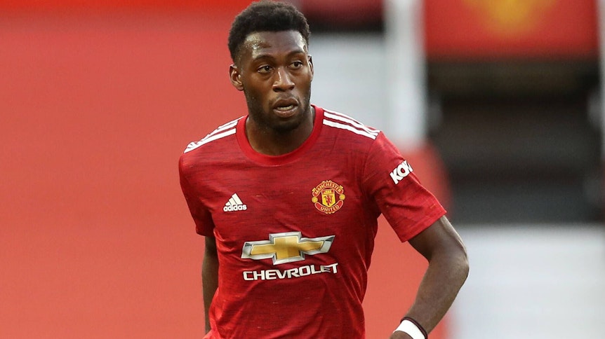 Timothy Fosu-Mensah kontrolliert den Ball im Trikot von Manchester United.
