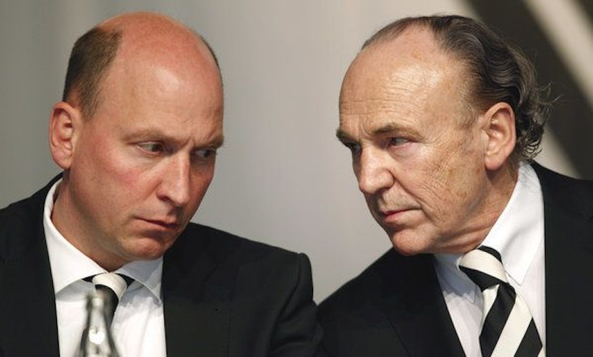 Stephan Schippers, Geschäftsführer der Gladbacher Borussia, links im Bild, lauscht aufmerksam, was Präsident Rolf Königs, rechts im Bild, ihm zuflüstert.