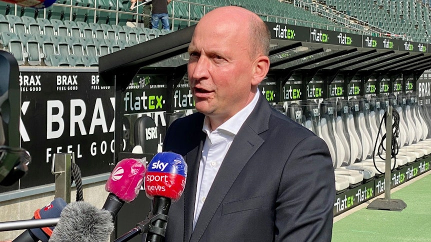 Stephan Schippers, Geschäftsführer der Gladbacher Borussia, spricht in mehrere Mikrofone während eines Interviews im Borussia-Park.