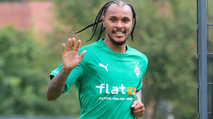 Valentino Lazaro läuft Runden um den Trainingsplatz.