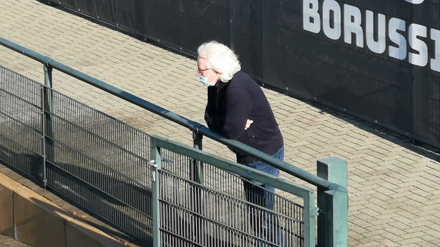 Winfried Schäfer schaut sich das Training von Borussia Mönchengladbach an.