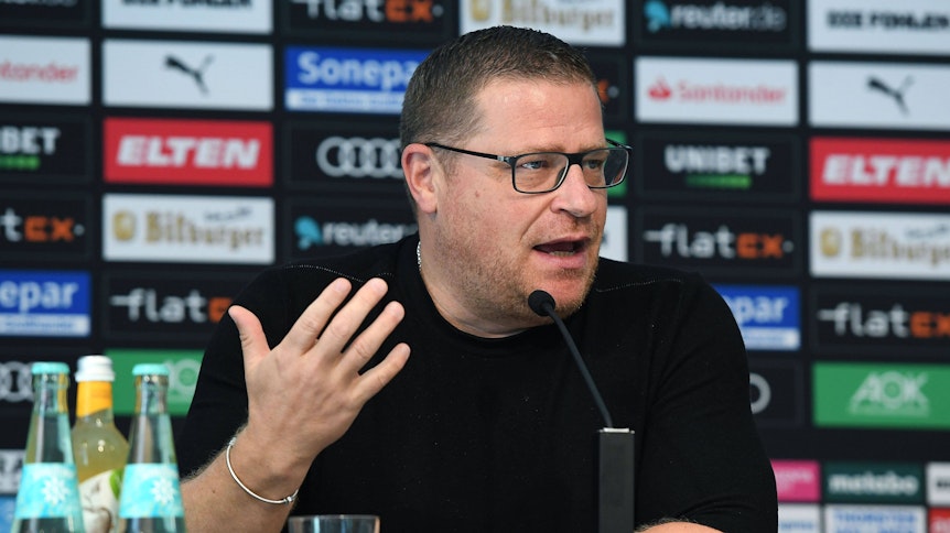 Gladbachs Sportdirektor Max Eberl redet bei einer Pressenkonferenz im Borussia-Park.