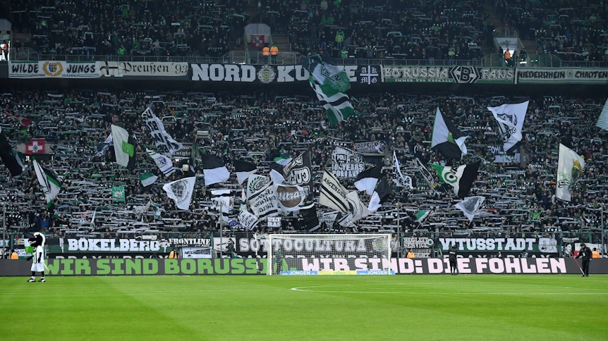 Gefüllte Ränge in der Nordkurve im Borussia-Park in Mönchengladbach.