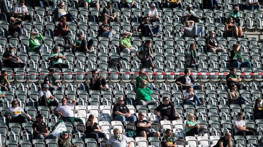 Zuschauer sitzen auf der Tribüne im Gladbacher Borussia-Park.