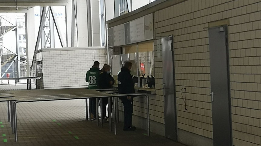 Fans an den Speise- und Getränkeständen im Borussia-Park beim Heimspiel gegen Union Berlin.
