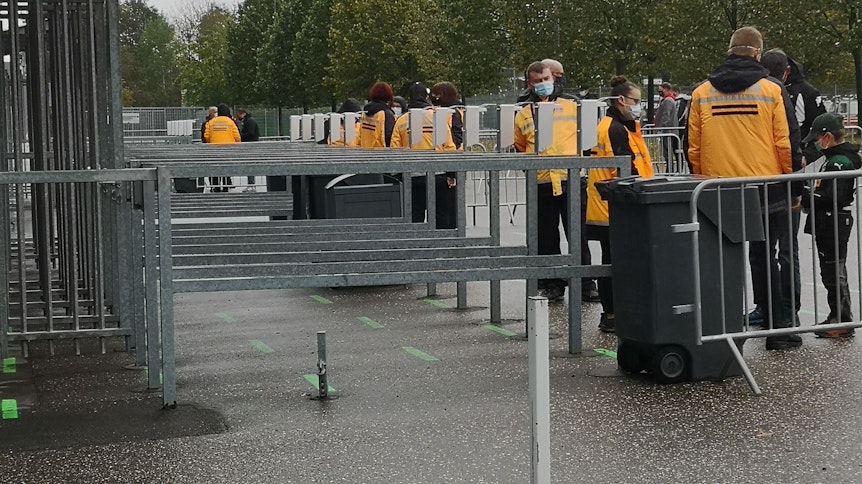 Fans von Borussia Mönchengladbach an der Einlasskontrolle beim ersten Heimspiel gegen Union Berlin im Borussia-Park.
