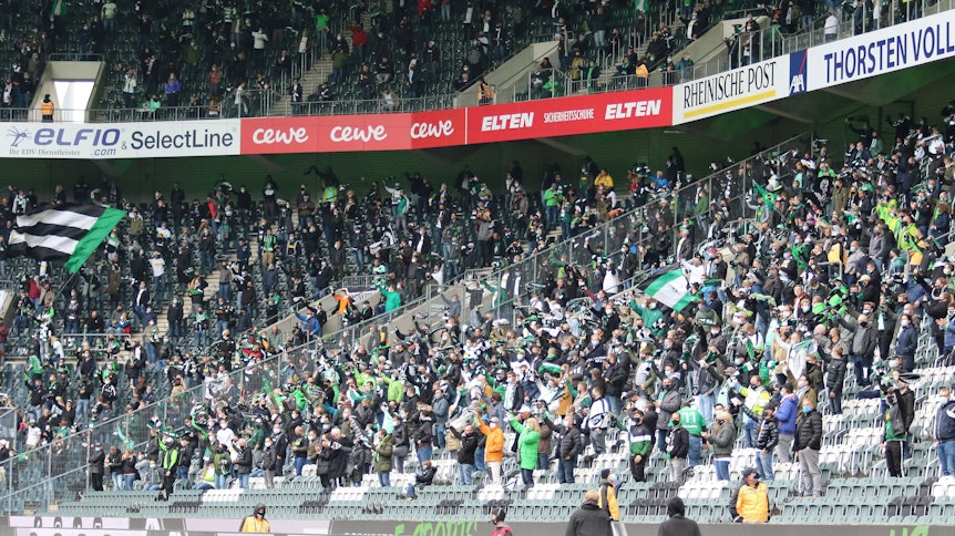 Zuschauer auf den Tribünen im Gladbacher Borussia-Park beim Bundesliga-Spiel gegen Union Berlin.