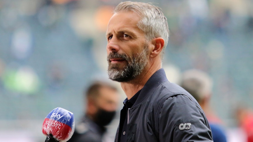 Marco Rose, Trainer der Gladbacher Borussia, stellt sich nach dem Heimspiel gegen Union Berlin einem TV-Team von Sky für ein Interview zur Verfügung.