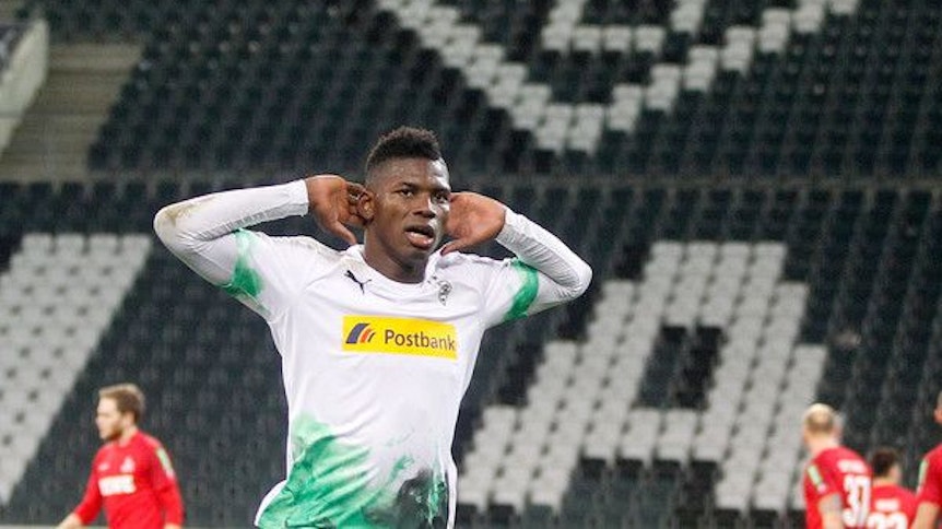 Breel Embolo, Stürmer von Borussia Mönchengladbach, greift sich am 11. März 2020 nach einem Tor im Geisterspiel gegen den 1. FC Köln an beide Ohren während des Torjubels.