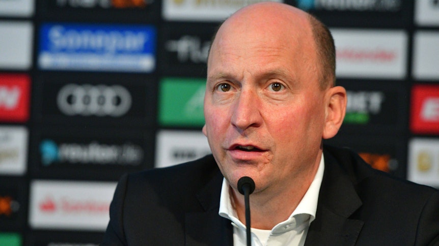 Borussias Geschäftsführer Stephan Schippers während einer Pressekonfernez.