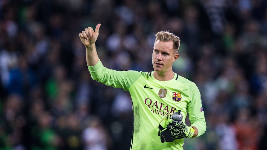 Marc-André ter Stegen zeigt den Daumen nach oben.