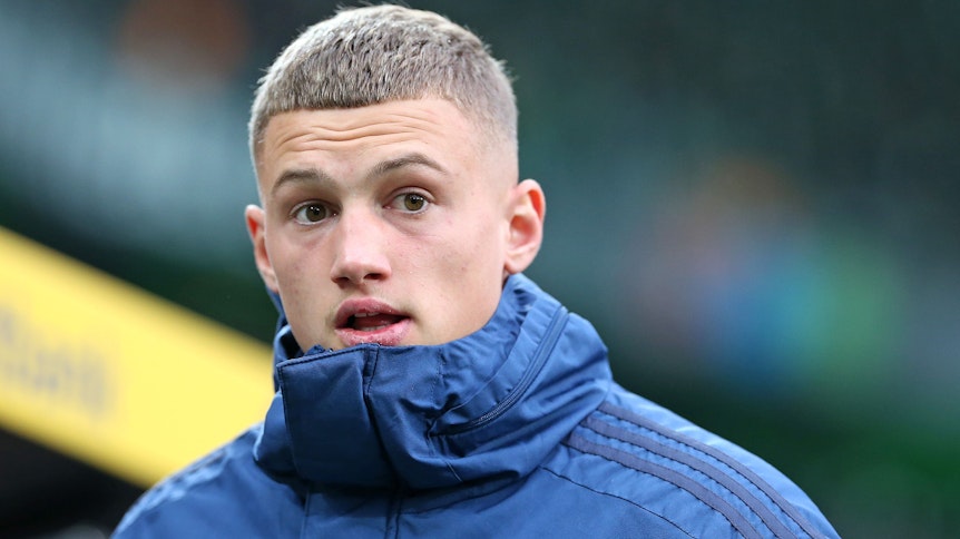 Michaël Cuisance guckt skeptisch am Spielfeldrand.