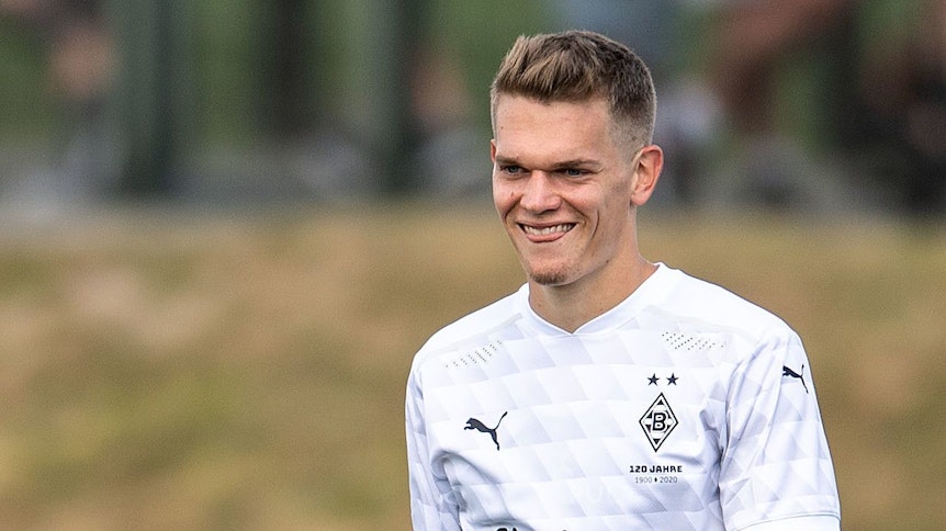 Nationalspieler Matthias Ginter lächelt im Trikot der Gladbacher Borussia in die Kamera.