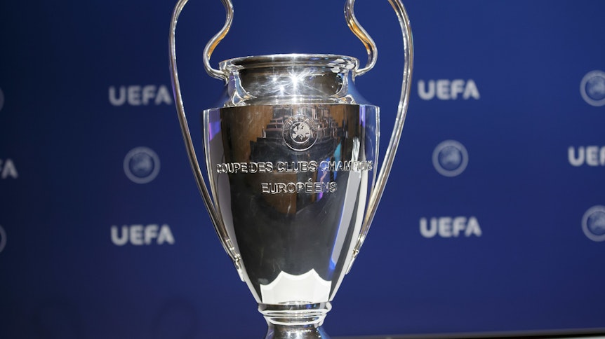 Der Champions-League-Pokal auf einem Podest.