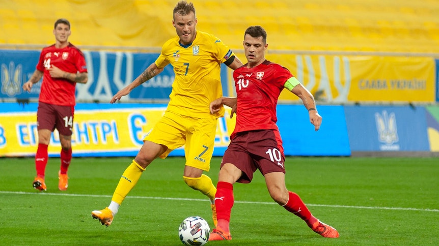 Granit Xhaka (r.) im Duell mit dem ukrainischen Nationalspieler Andriy Yarmolenko.