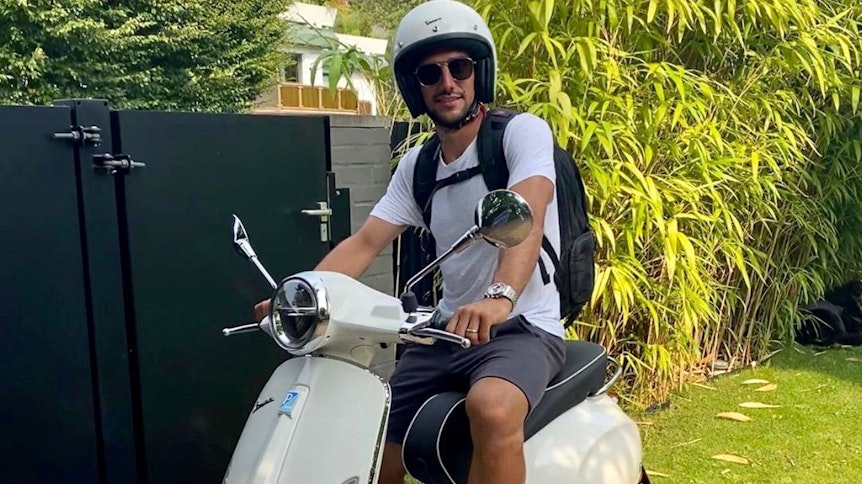 Borussias Kapitän Lars Stindl fährt gerne mal mit seiner Vespa über die „Dörfer“. Dabei hat er nun seinen Team-Kollegen Marcus Thuram getroffen.