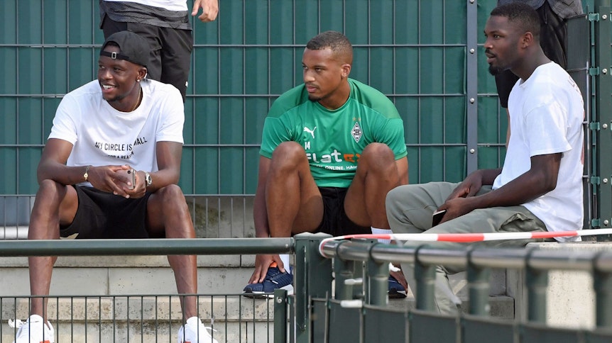 Marcus Thuram (r.) und Alassane Plea (m.) sollen vor dem Pokalduell gegen Oberneuland wieder ins Team-Training einsteigen. Bei Denis Zakaria (l.) ist weiter Geduld gefragt.