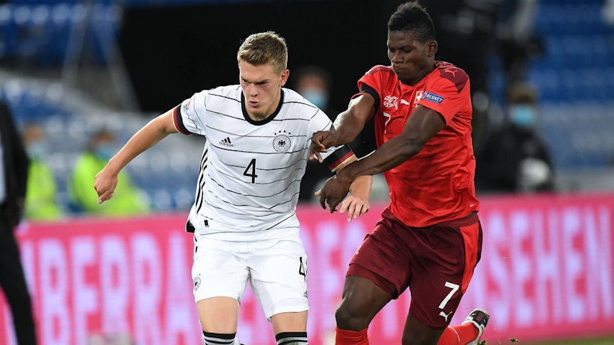 Borussias Angreifer Breel Embolo (rechts im Bild) machte für die Schweiz ein starkes Spiel. Nach einem Zweikampf mit seinem Gladbacher Teamkollegen Matthias Ginter (links) musste er allerdings verletzt ausgewechselt werden.