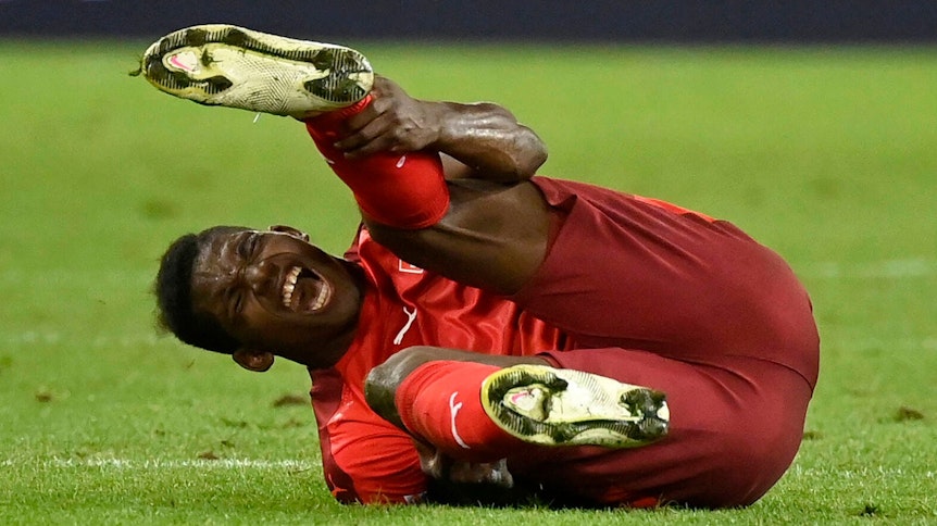 Aua! Breel Embolo, Profi der Gladbacher Borussia, hat im Nations-League-Duell als Stürmer der Schweizer Nationalelf einiges einstecken müssen gegen die DFB-Elf. Nun droht womöglich ein Ausfall zum Saisonstart im Pokal.