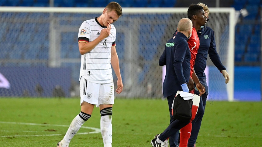 Matthias Ginter (l.) hat im Trikot des DFB-Teams beim Nations-League-Duell gegen die Schweiz seinen Gladbach-Kumpel Breel Embolo (r.) hart aber herzlich bei einer Offensiv-Aktion ausgebremst.