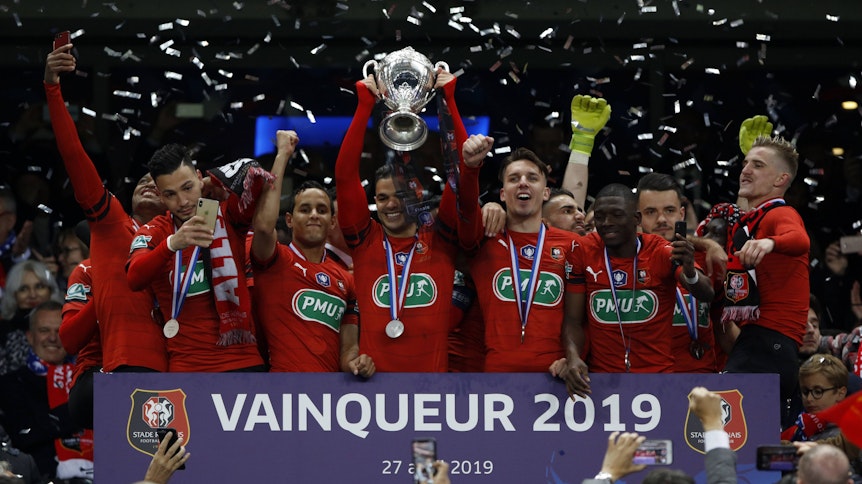 Schnell ein Foto machen, denn das passiert nicht alle Tage: Ramy Bensebaini (2.v.l.) nach dem Sensations-Coup mit Stade Rennes 2019 im französischen Pokal-Finale gegen den Favoriten Paris Saint-Germain.