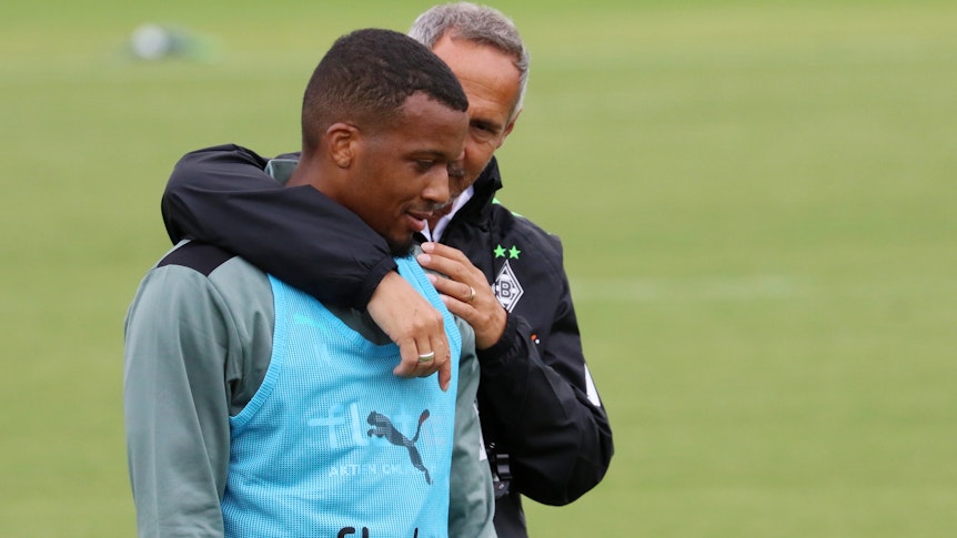 Gladbach-Trainer Adi Hütter hat sich Alassane Plea bei der Trainingseinheit am 6. Juli 2021 für ein Einzelgespräch zur Seite genommen.