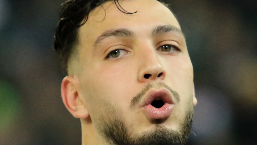 Gladbachs Ramy Bensebaini schaut erstaunt.