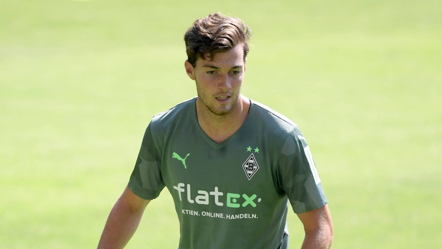 Joe Scally im Gladbach-Trikot auf dem grünen Rasen beim Trainingsauftakt der Gladbacher am 3. Juli.