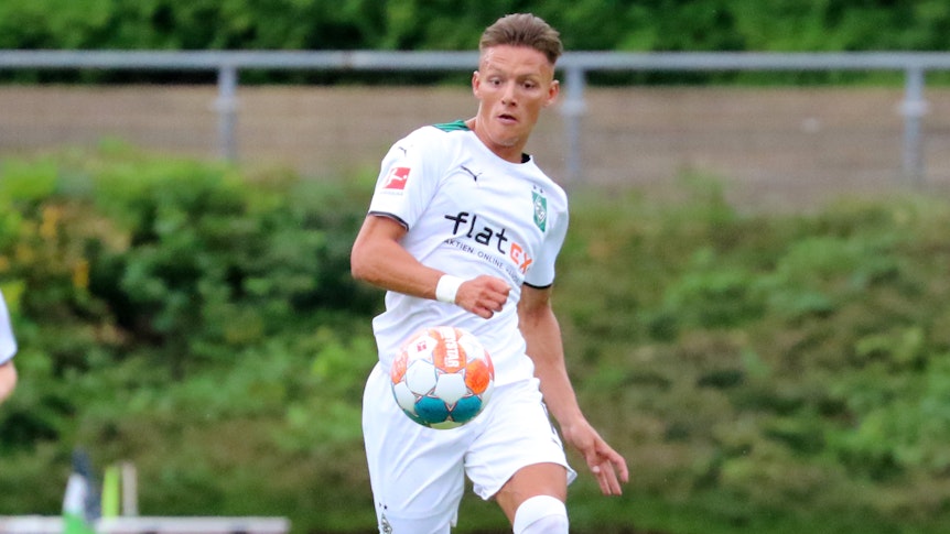 Hannes Wolf läuft und hat den Ball vor sich im Testspiel gegen Viktoria Köln am 10. Juli 2021.