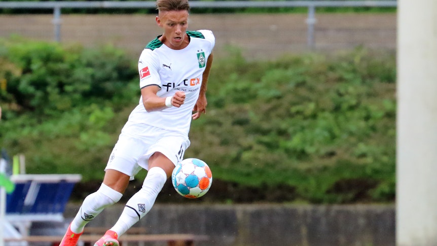 Hannes Wolf zeigte beim Testspiel gegen Viktoria Köln (2:2) am 10. Juli 2021 im Grenzlandstadion eine ansprechende Leistung. Das Foto zeigt ihn im Sprint mit Ball.