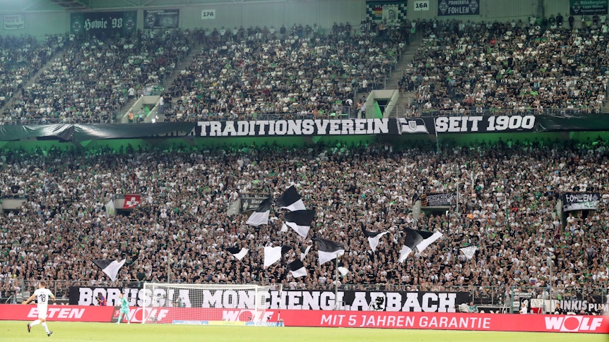 Die volle Nordkurve im Borussia-Park beim Bundesliga-Spiel zwischen Borussia Moönchengladbach und RB Leipzig am 30.08.2019.