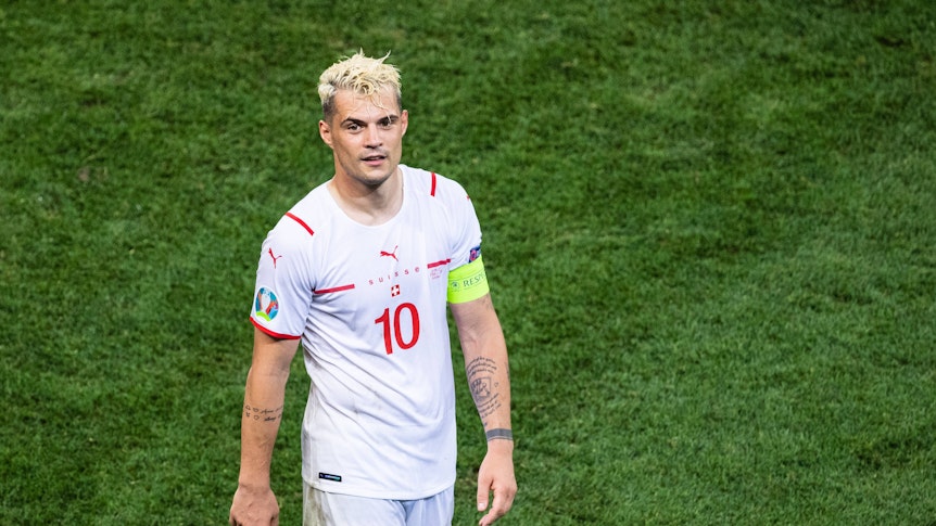 Granit Xhaka, läuft im Trikot der Schweizer Nationalmannschaft über den Rasen.