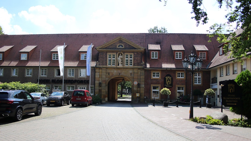 Haupteingang des Hotels Klosterpforte in Harsewinkel-Marienfeld, wo die Fohlen 2020 und 2021 ihr Trainingslager bezogen haben.