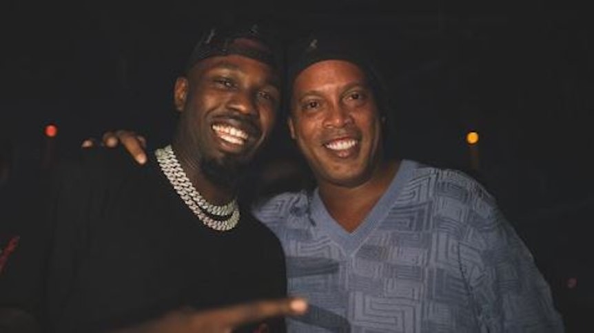 Gladbachs Marcus Thuram posiert mit Brasiliens Fußball-Legende Ronaldinho.