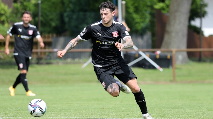 Ex-Gladbacher Aaron Herzog in einem Testspiel zwischen dem Hallescher FC und Berliner AK am am 10.07.2021 am Ball.