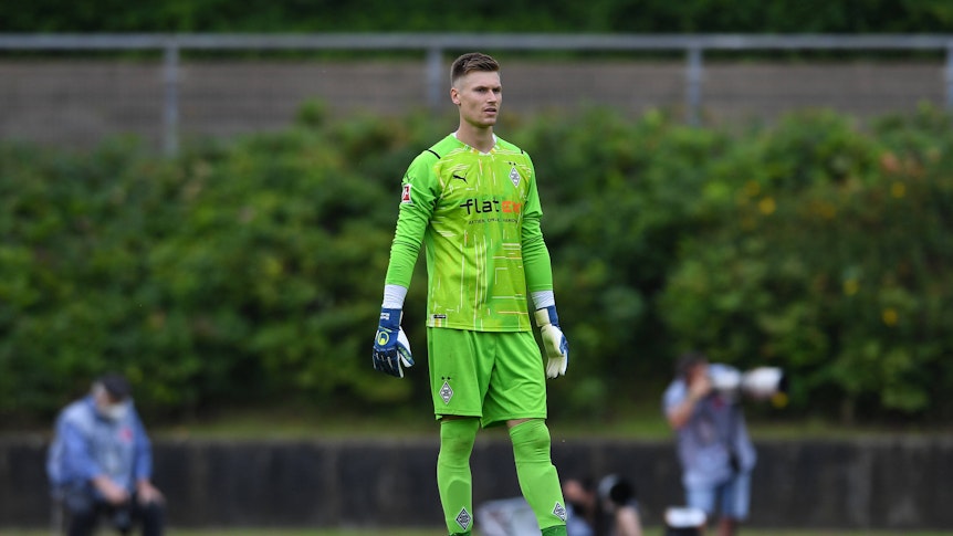 Moritz Nicolas steht im grünen Torwart-Trikot auf dem Platz beim Testspiel der Gladbacher gegen Viktoria Köln am 10. Juli.