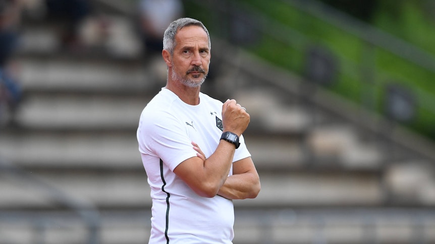 Adi Hütter mit verschränkten Armen im weißen Gladbach Shirt beim Testspiel der Borussen am 10. Juli 2021.