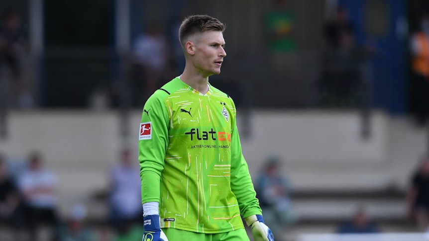 Moritz Nicolas, im neongrünen Torwarttrikot, läuft über den Platz beim Testspiel der Gladbacher gegen seinen Leih-Klub Viktoria Köln am 10. Juli 2021.