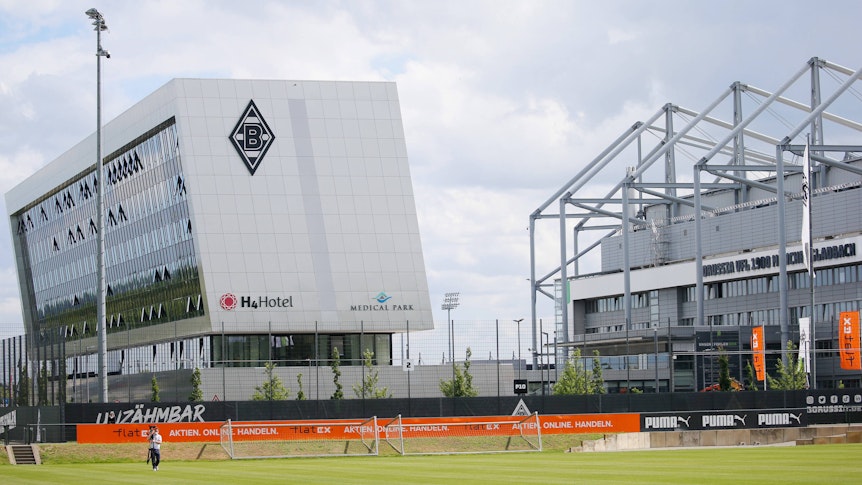 Das Trainingsgelaende mit Blick auf das H4 Hotel und den Borussia Park am 7. Juli 2021.