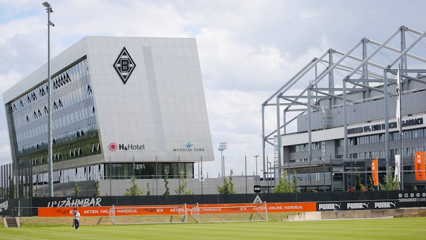 Blick vom Trainingsgelände der Gladbach-Profis aus auf das H4-Hotel und das Stadion im Borussia-Park. Die Aufnahme ist am 7. Juli 2021 entstanden.